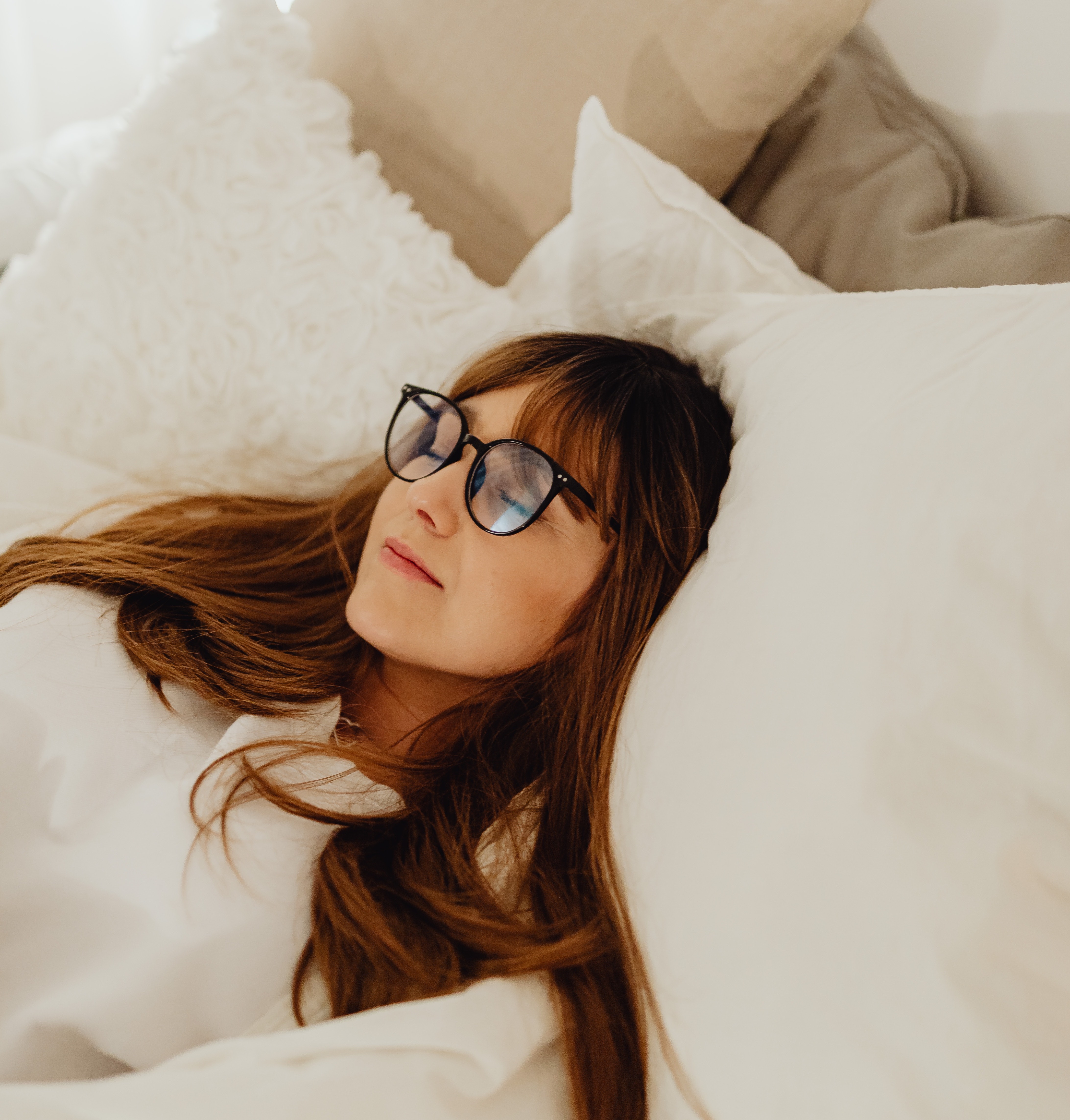 vrouw mediteert voor het slapen